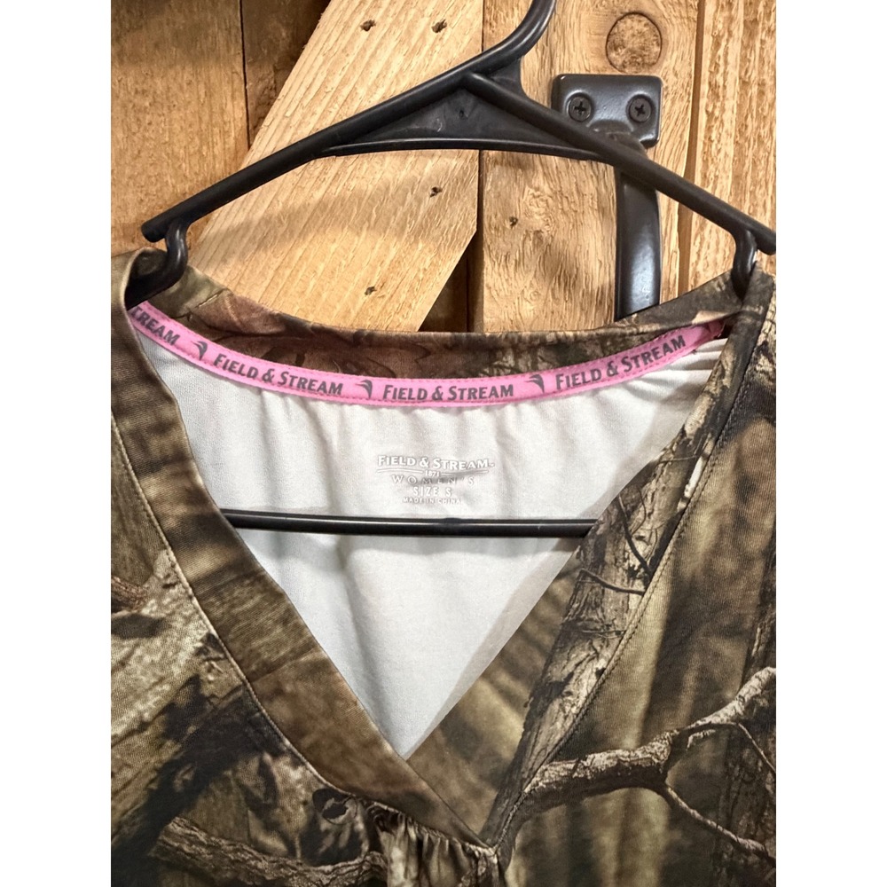 Field & Stream Womens Camo Long Sleeve V-Neck Shirt Small Pink Ribbon - Picture 2 of 4